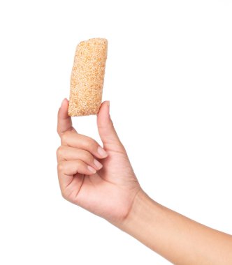 Beyaz arka planda izole edilmiş susam tohumlarının el ele tutuşması