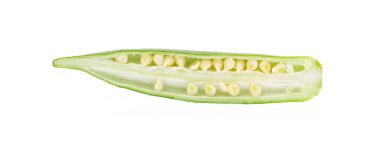 Beyaz arka planda izole edilmiş taze bamya dilimleri.