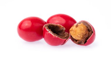 Beyaz arkaplanda izole edilmiş kırmızı çikolata şeker düğmeleri