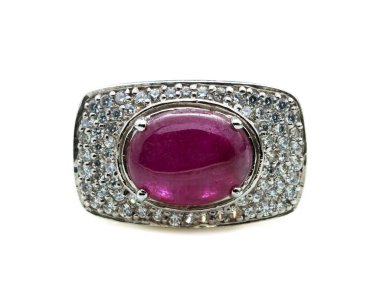 Beyaz arkaplanda pembe yakut yüzük