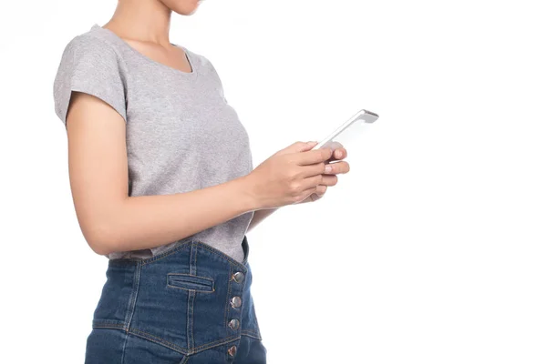 穿空白灰色T恤的女人 穿白色背景手机隔离的牛仔裤的女人 — 图库照片