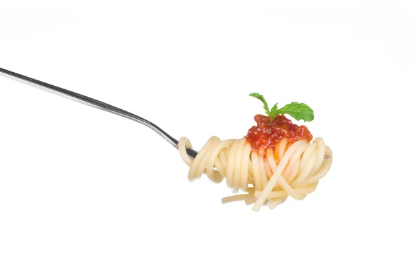 白い背景に隔離されたスプーンのパスタスパゲティ — ストック写真