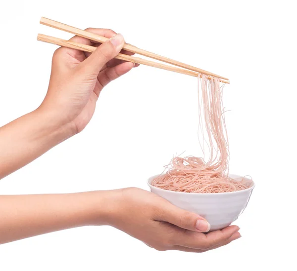 Mão Segurando Trigo Macarrão Fino Por Pauzinhos Uma Tigela Isolada — Fotografia de Stock