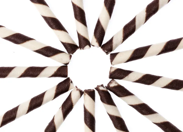 白い背景に隔離されたチョコレートで満たされたストリップウェーハロール — ストック写真