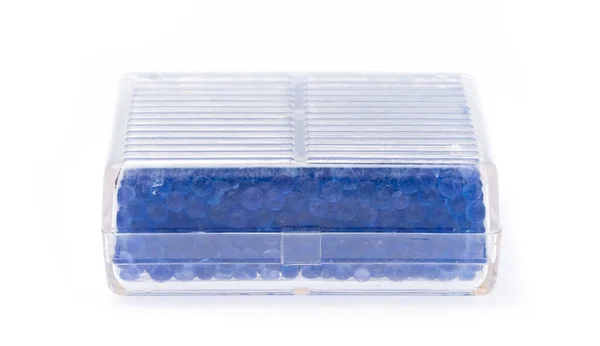 白い背景に隔離された箱に吸湿するための青いシリカゲル — ストック写真
