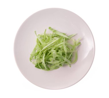 Beyaz arka planda izole edilmiş tabakta yeşil lahana dilimi