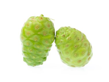 Dilimlenmiş Noni meyvesi beyaz arkaplanda izole.