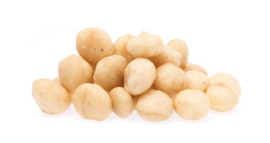 Macadamia beyaz arkaplanda izole edildi