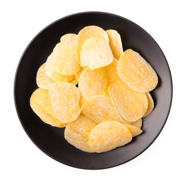 Beyaz arkaplanda izole edilmiş tabakta patates cipsi