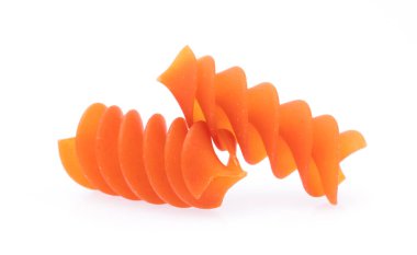 Beyaz arka plan üzerinde izole kırmızı makarna