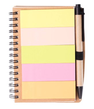 beyaz arkaplanda izole edilmiş kalem ile dizüstü bilgisayarlar