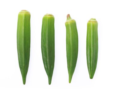 Beyaz arka planda izole edilmiş taze taze bamya