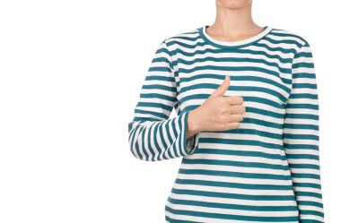 Kadın başparmağı beyaz arka planda en üste kadar izole edilmiş. 