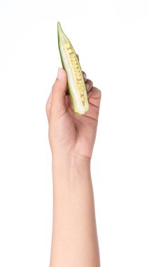 El ele tutuşup beyaz arka planda izole edilmiş taze bamya dilimleri.