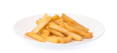 Beyaz arka planda izole edilmiş bir tabakta patates kızartması.