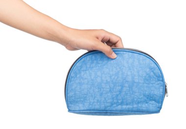 Beyaz arkaplanda el ele tutuşan kozmetik çanta