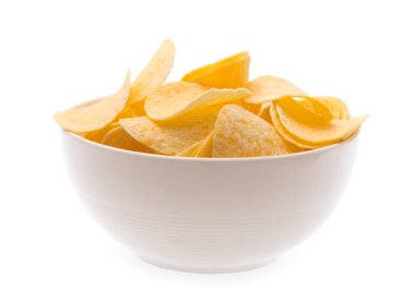 Beyaz arka planda izole edilmiş patates cipsi.