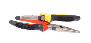 Beyaz arka planda izole edilmiş yeni bir pense çifti..