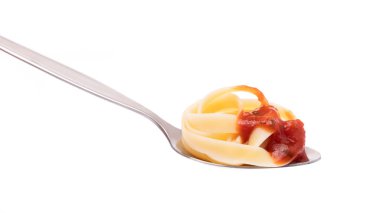 Beyaz arka planda izole edilmiş tencere kaşığında spagetti.