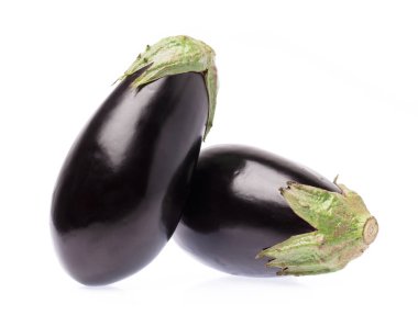 Beyaz arka planda izole edilmiş taze patlıcan