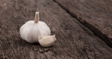 Tahta arka planda taze sarımsak.