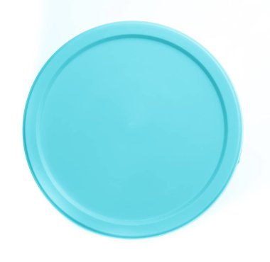 Beyaz arka planda izole edilmiş süt ürünleri için plastik daire konteynırı