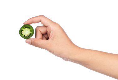 El ele tutuşup beyaz arka planda izole edilmiş acı biber dilimi.