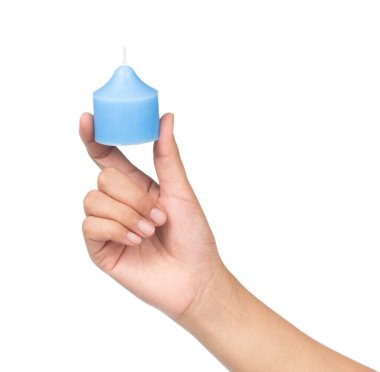 El ele tutuşan mavi mum beyaz arkaplanda izole edilmiş.