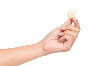 Beyaz arka planda sarımsak tutan el.