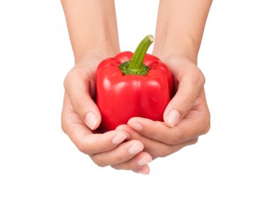 Beyaz arka plan üzerinde izole kırmızı dolmalık biber tutan el