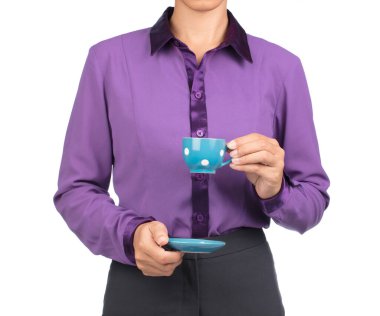 Mor gömlekli güzel bir kadın beyaz arka planda bir fincan kahve tutuyor.