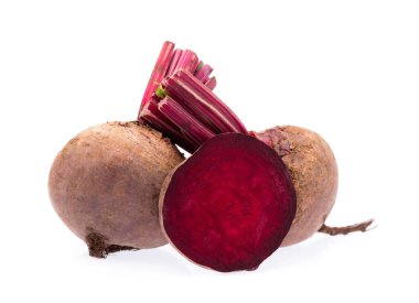 Beyaz arka plan üzerinde izole kırmızı pancar dilim