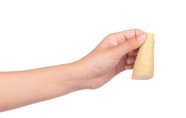 Beyaz arka planda izole edilmiş haşlanmış bambu filizleri.