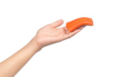 Beyaz arka planda soyutlanmış çiğ somon balığı bifteği.