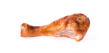 Kızarmış tavuk budu ısırığı beyaz arka planda izole edilmiş.