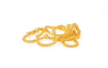 Beyaz arka plan üzerinde izole altın kolye