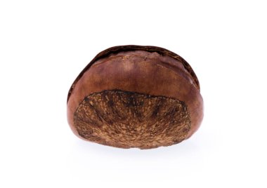 Kestaneler beyaz arkaplanda izole edilmiş