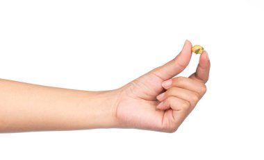 Un kaplı kızarmış yeşil fasulye atıştırmalıkları ve beyaz arka planda izole edilmiş baharat tutan parmaklar.