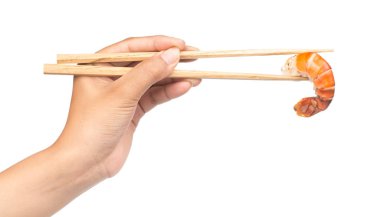 Çubuklar beyaz arka planda izole edilmiş karides tutuyor.