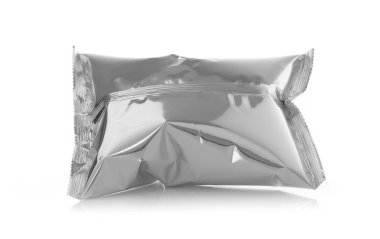 Beyaz arkaplanda plastik paket paketi izole edildi