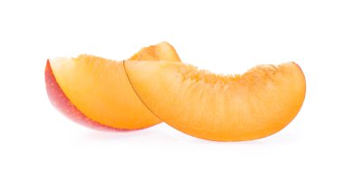 Beyaz arkaplanda izole edilmiş olgun yakut erik meyvesi