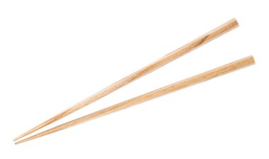 Beyaz arka planda izole edilmiş tahta çubuklar.