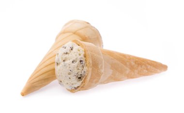  Beyaz arka planda izole edilmiş külahta vanilyalı dondurma 