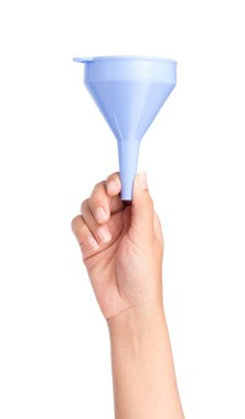 Beyaz arka planda izole edilmiş plastik mutfak hunisi.