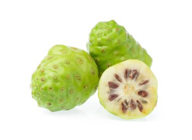 Dilimlenmiş Noni meyvesi beyaz arkaplanda izole.