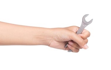 Beyaz arka plan üzerinde izole anahtarı tutan el