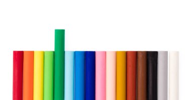 Beyaz arkaplanda izole edilmiş renkli tebeşir.