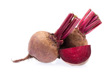 Beyaz arka plan üzerinde izole kırmızı pancar dilim