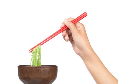 Çin vermicelli yemek çubukları ve beyaz arka planda izole edilmiş kase.