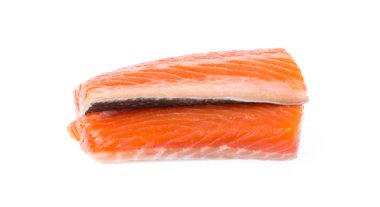 Beyaz arka plan üzerinde izole somon steak kırmızı balık